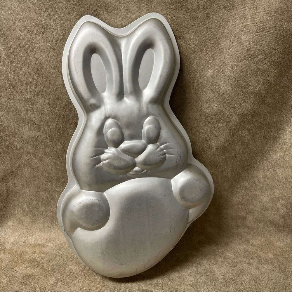 Vintage 1979 Wilton Easter Bunny with Egg Cake Party Pan